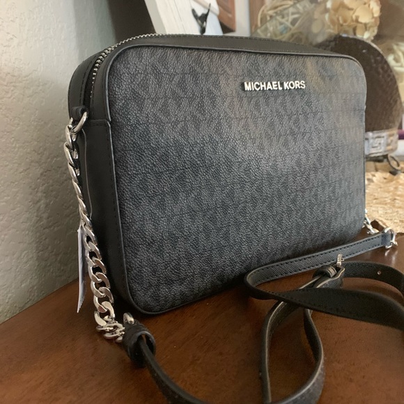 Michael Kors Handbags - New MK Jet set crossbody 🖤